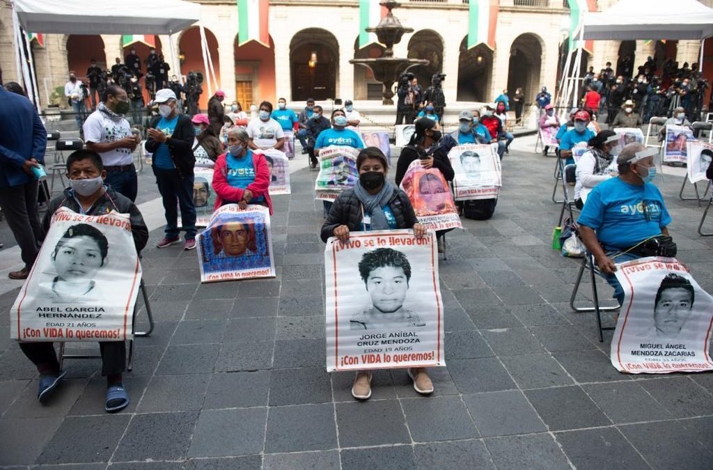 AMLO ofrece disculpa pública por caso Ayotzinapa; “fue una injusticia del Estado”, dice