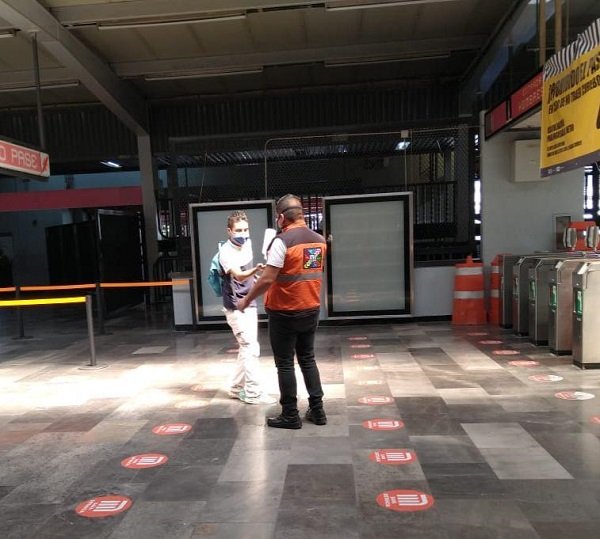 DESMIENTEN AUTORIDADES LOCALES QUE SE ENTREGUE AGUA EN LUGAR DE GEL EN EL METRO A LOS USUARIOS
