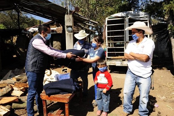 ENTREGAN COBIJAS A ADULTOS MAYORES MEXIQUENSES PARA MITIGAR  EL FRÍO
