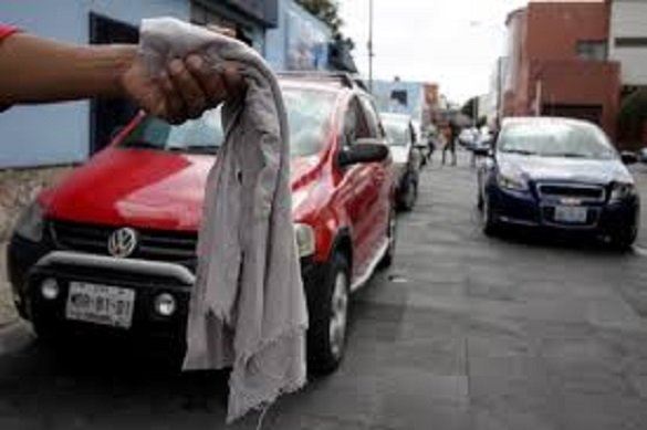 “FRANELEROS” SE INSTALAN EN TLALPAN SIN DAR TREGUA A AUTOMOVILISTAS; EXIGEN CUOTAS DE HASTA 90 PESOS POR UNIDAD