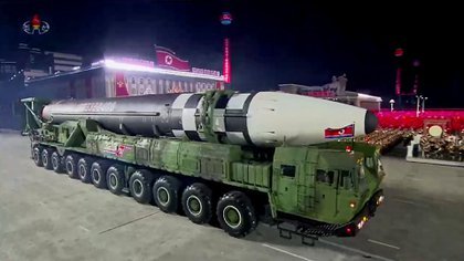 Enorme misil intercontinental presentado por Corea del Norte