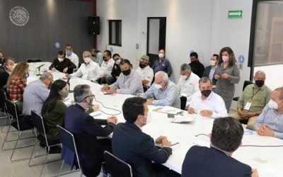 Dirigentes de MNT y autoridades federales se sientan en mesa de dialogo para encontrar soluciones a las protestas de taxistas