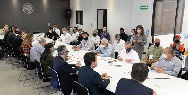 Dirigentes de MNT y autoridades federales se sientan en mesa de dialogo para encontrar soluciones a las protestas de taxistas