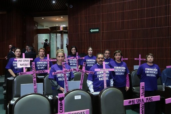 Diputados guardan un minuto de silencio en memoria de las víctimas de feminicidios