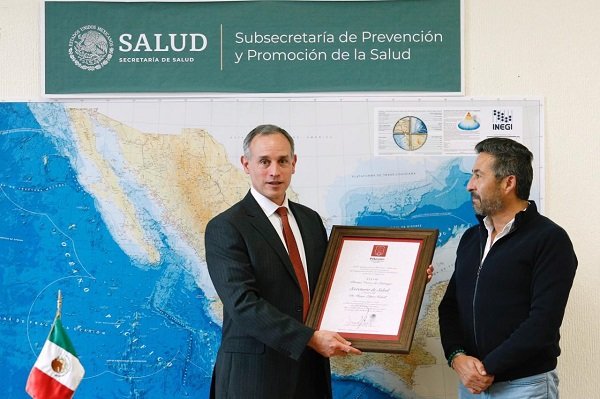RECIBE LÓPEZ-GATELL RECONOCIMIENTO A NOMBRE DEL SECTOR SALUD POR ATENCIÓN A LA PANDEMIA
