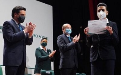 Teresa Pérez Domínguez recibe de manos del director del IMSS Zoé Robledo, reconocimiento por 25 años de labor como TAOD