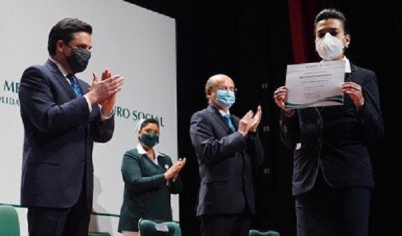 Teresa Pérez Domínguez recibe de manos del director del IMSS Zoé Robledo, reconocimiento por 25 años de labor como TAOD