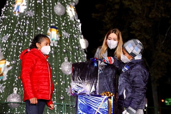 ENCIENDE FERNANDA CASTILLO ÁRBOL DE NAVIDAD EN RECONOCIMIENTO AL PERSONAL DE SALUD