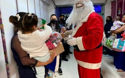 LLEVA REGALOS SANTA CLAUS A NIÑAS Y NIÑOS EN EL CENTRO FEMENIL DE SANTA MARTHA