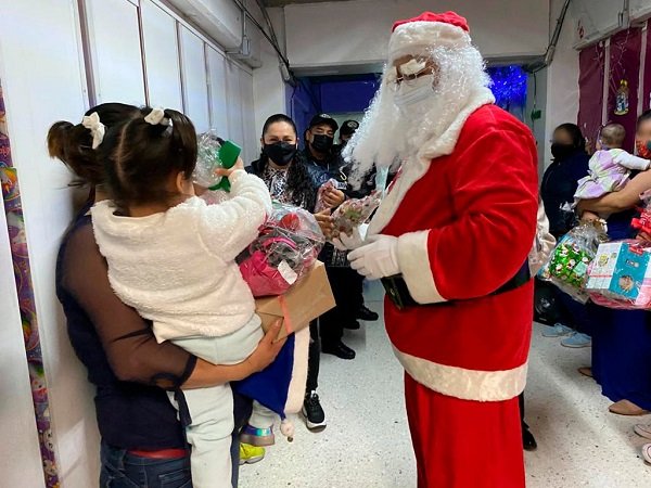 LLEVA REGALOS SANTA CLAUS A NIÑAS Y NIÑOS EN EL CENTRO FEMENIL DE SANTA MARTHA