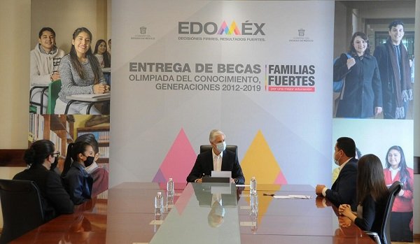 ENTREGA DEL MAZO BECAS A GANADORES DE LA OLIMPIADA DEL CONOCIMIENTO, GENERACIONES 2012-2019