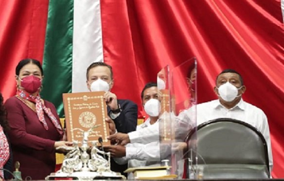 Recibe Cámara de Diputados ejemplar de la Constitución Política de Quintana Roo, traducida en lengua Maya