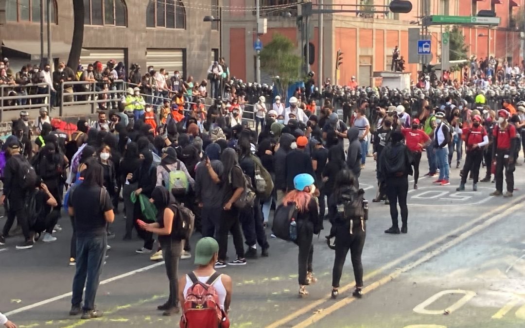 narquistas aprovechan marcha del 2 de octubre enfrentarse con la policia-