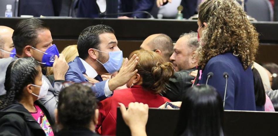 La victoria de López Obrador. Morena y sus aliados puede convertirse en un daño a toda la gente y al país