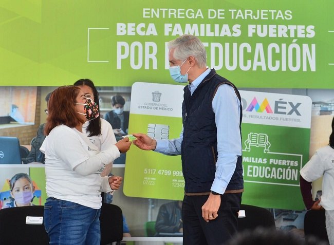 ENTREGA DEL MAZO BECAS PARA QUE ALUMNOS MEXIQUENSES CONTINÚEN CON SUS ESTUDIOS