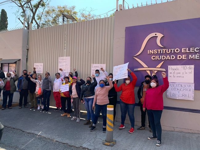 BLOQUEAN EL IECM TRABAJADORES DE PARTIDOS POLÍTICOS PARA DEMANDAR SU PAGO DE NOVIEMBRE Y DICIEMBRE