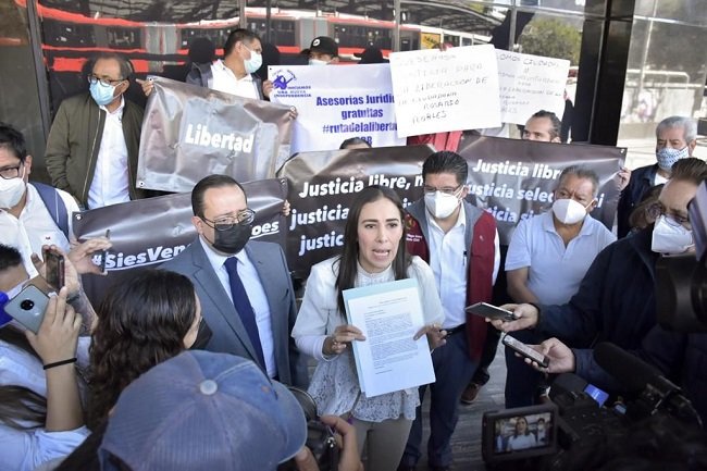 Familia de Rosario Robles se manifiesta ante la FGR