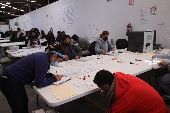 INE revisa aproximadamente 6.1 millones de registros en papel para la Revocación de Mandato
