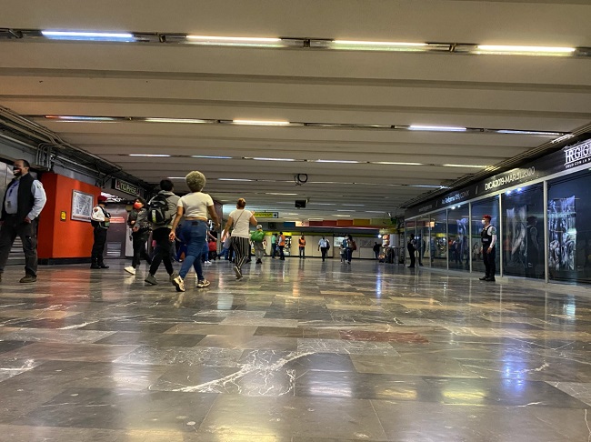 Retiran a ambulantes del Metro en CDMX; reubicarán a mercaditas feministas en plazas públicas