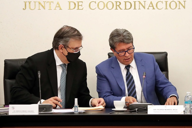 Ebrard y Monreal analizan agitar a las corcholatas