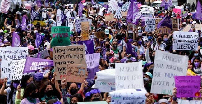 Miles de mujeres desbordan el Zócalo en la marcha del 8M
