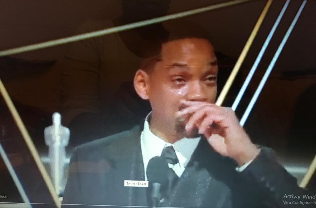 Will Smith se disculpa con la Academia y los demás nominados al recibir el premio a mejor actor tras incidente en los Oscar