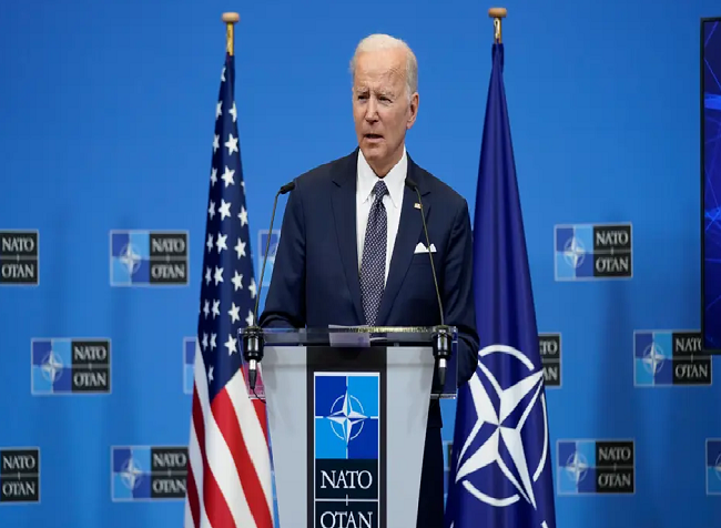 Biden firma la ayuda militar a Ucrania para que llegue “literalmente en horas”