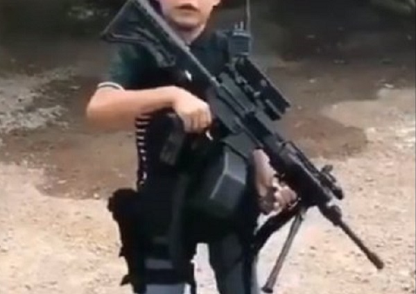 Niños armados contra el crimen
