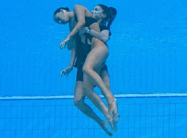 Anita Álvarez, nadadora estadounidense se desmaya en plena actuación, y estuvo a punto de morir ahogada