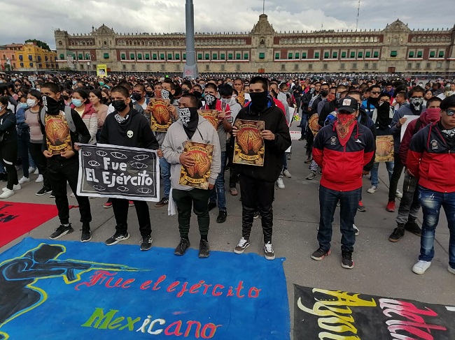 Familiares de los 43 de Ayotzinapa anuncian plantón en el Zócalo