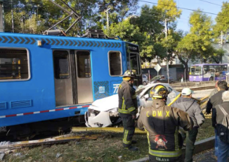 Tren Ligero suspende servicio en 8 estaciones tras choque; hay un lesionado