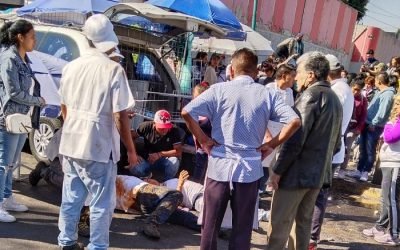 Vehículo se impacta en puesto ambulante