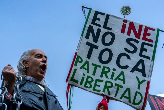 Salir a exigir respeto a nuestras libertades y democracia