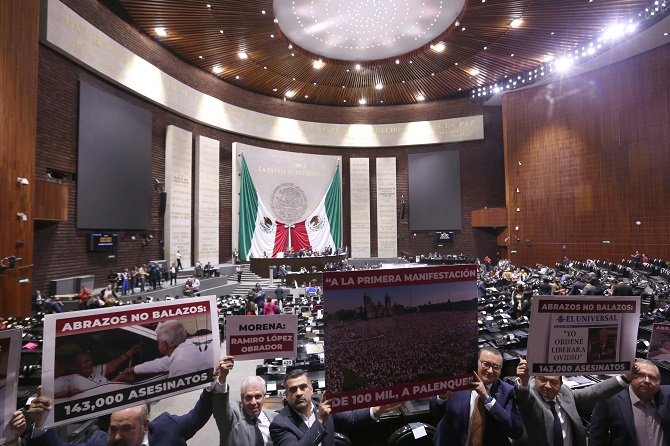 Con mantas y acusaciones mutuas diputados atizan polémica por García Luna