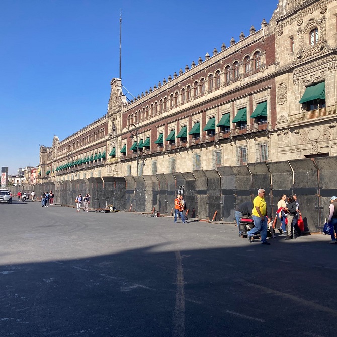 El Palacio no se toca: emerge muro metálico por marcha en defensa del INE - Línea Política
