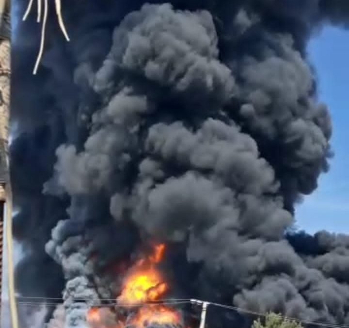 Incendio en recicladora de plásticos