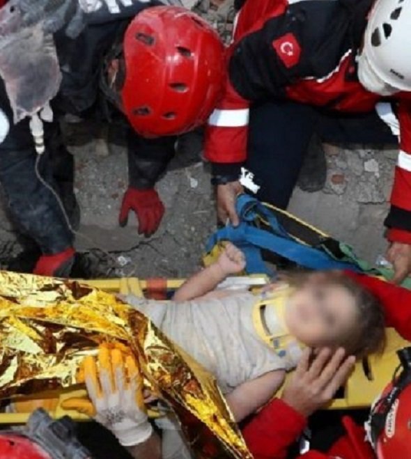 Rescatan a bebé entre escombros de un edificio tras terremoto en Siria y Turquía