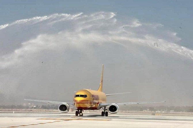 AMLO recibe el primer vuelo de carga de DHL en el AIFA