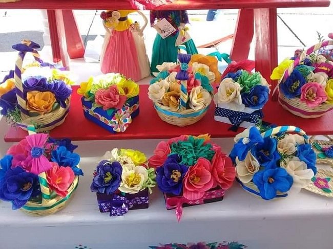 ELABORAN ARTESANÍAS CON TOTOMOXTLE, MATERIAL MEJOR CONOCIDO COMO HOJA DE MAÍZ