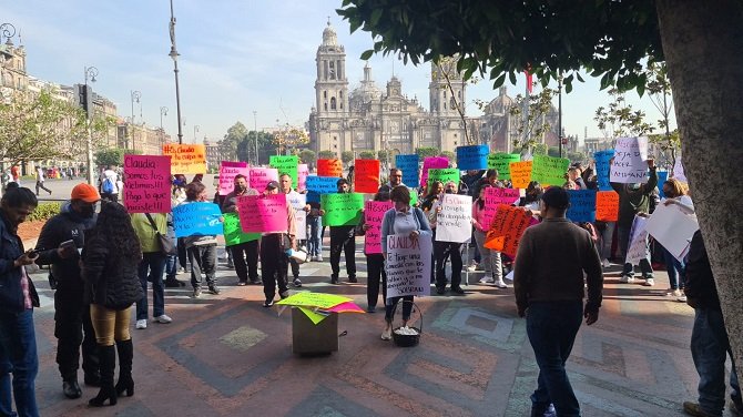 A huevazos protestan en el Ayuntamiento contra falsas acusaciones de Sheinbaum