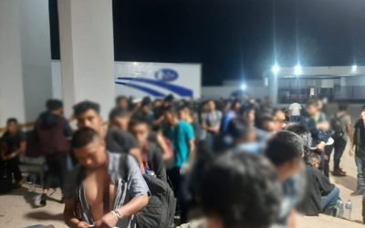 Rescata INM a 343 migrantes extranjeros en la caja de un tráiler abandonado en Veracruz