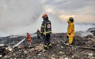 CONTINÚAN CUERPOS DE EMERGENCIA DEL ESTADO DE MÉXICO EN EL COMBATE DEL INCENDIO EN RELLENO SANITARIO DE TEPOTZOTLÁN