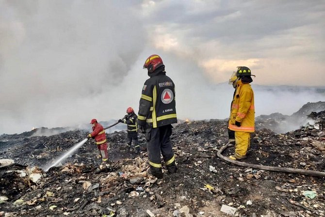 CONTINÚAN CUERPOS DE EMERGENCIA DEL ESTADO DE MÉXICO EN EL COMBATE DEL INCENDIO EN RELLENO SANITARIO DE TEPOTZOTLÁN