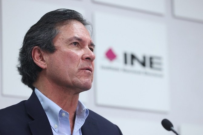 Renuncia Edmundo Jacobo al INE