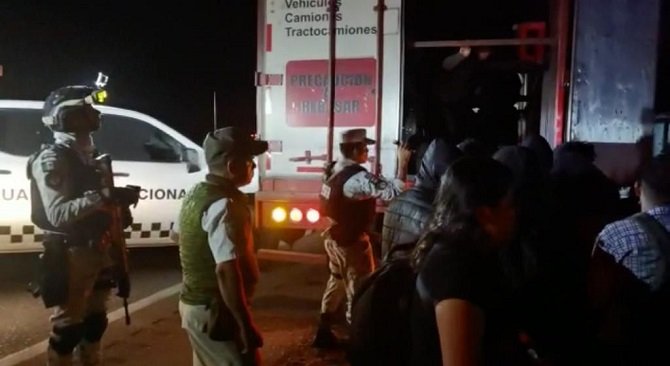 Rescata INM a 209 migrantes extranjeros que viajaban hacinados en la caja seca de un tráiler