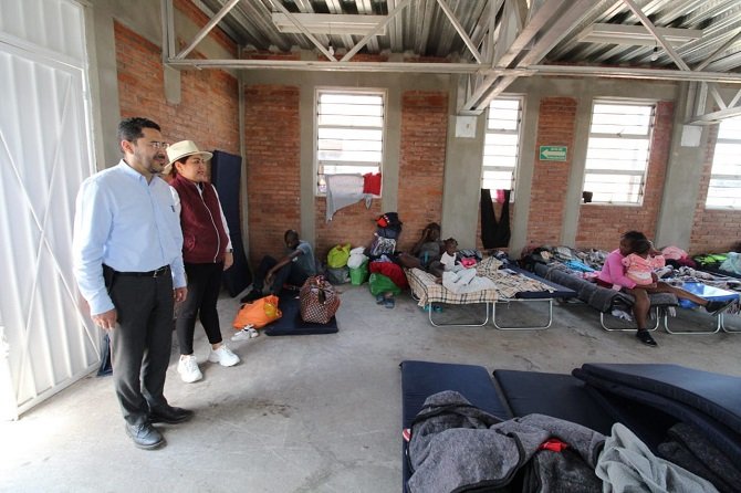 Autoridades capitalinas inspeccionan albergue de migrantes en Tláhuac