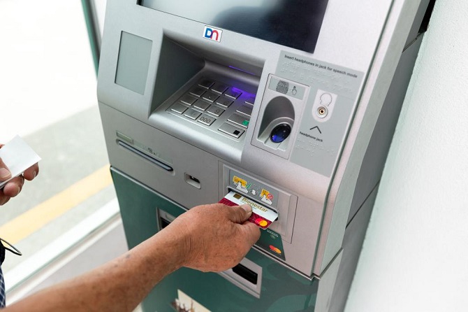 Frenar a bancos para que estos no cobren comisiones por consulta de saldo y retiro de efectivo en cajeros automáticos: Dip. Bertín