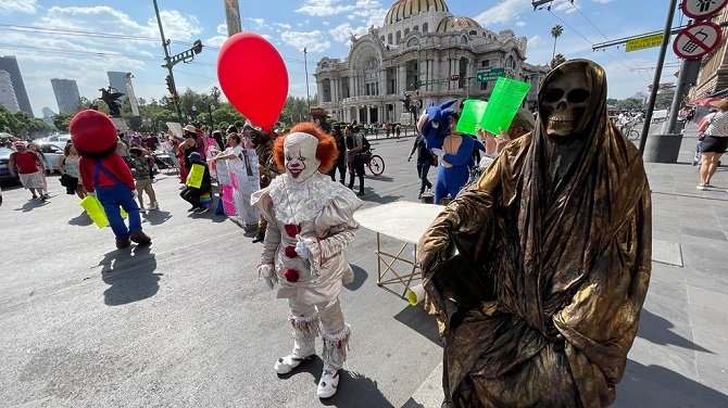 BOTARGAS Y ARTISTAS URBANOS CIERRAN EL EJE CENTRAL PIDEN QUE LOS DEJEN TRABAJAR