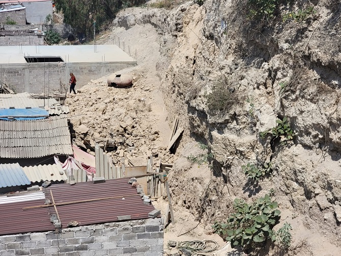 ATIENDEN EQUIPOS DE EMERGENCIA DAÑOS POR DESLIZAMIENTO DE LADERA EN CHIMALHUACÁN