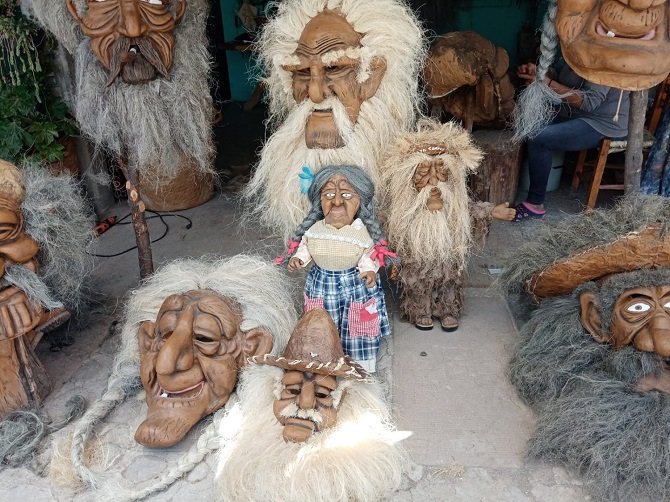 ELABORAN MÁSCARAS DE XITAS PARA CELEBRAR CORPUS CRISTI